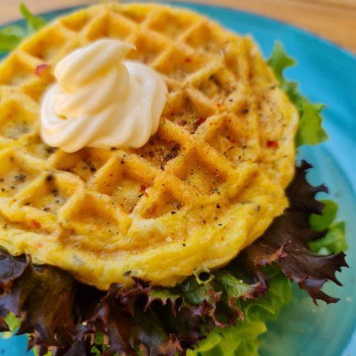 Keto Chaffle-Turm mit Mayo