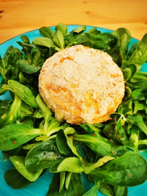 Panierter Camembert auf Feldsalatbett getreidefrei